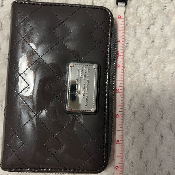 Marc by Marc Jacobs wallet Gray Patent great Condition - Picture 7 of 12